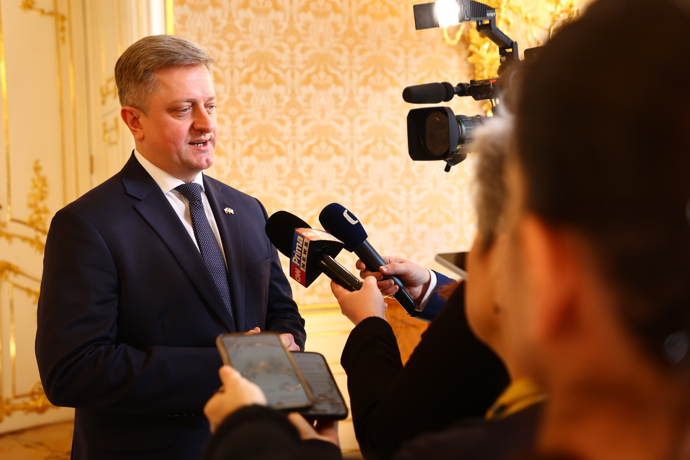 Velvyslanec Ukrajiny Vasyl Zvaryč odpovídá novinářům.