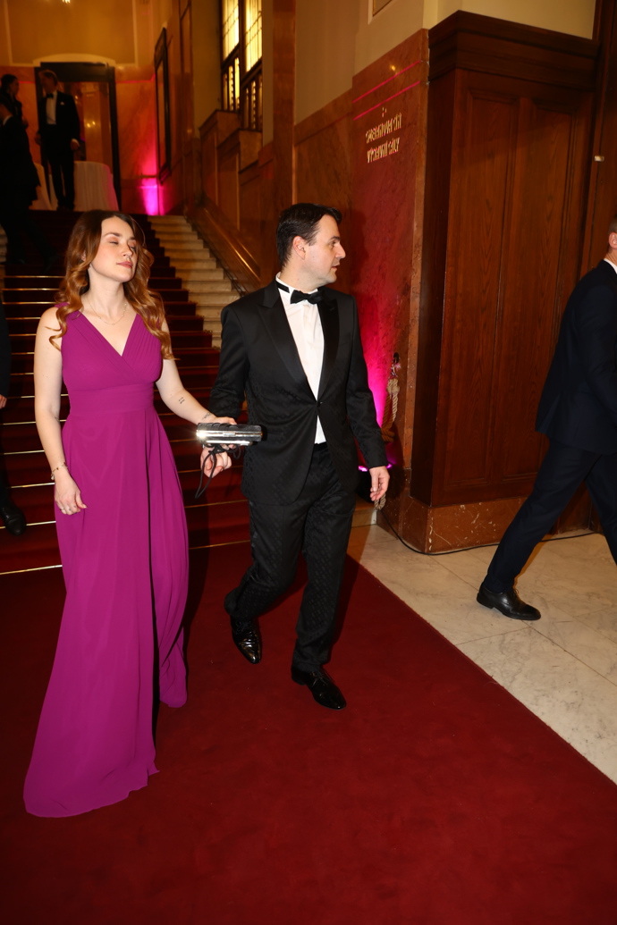 Petr Macinka odchází ze Česko-Slovenského plesu.