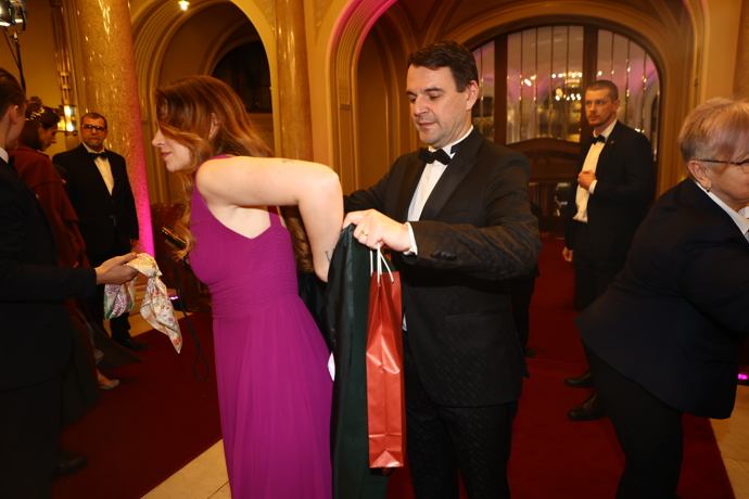 Petr Macinka pomohl své manželce do kabátu.