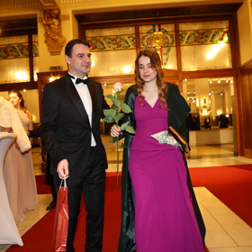 Petr Macinka s manželkou v Obecním domě.