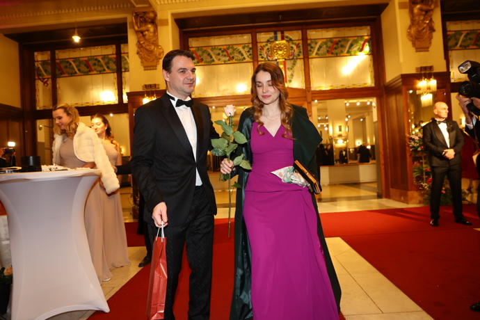 Petr Macinka opouští Obecní dům.