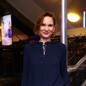 Meteoroložka si v poslední době oblíbila tmavě modrou kombinaci. 