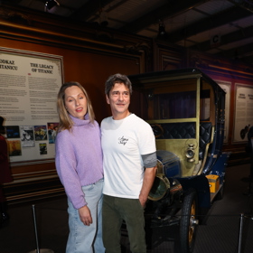 Saša Rašilov vyvedl krásnou manželku.