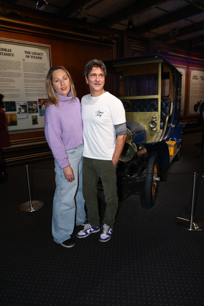 Saša Rašilov vyvedl krásnou manželku. 