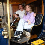 Fotografům zapózovali v replice historického vozu, který můžeme znát z romantického filmu. 