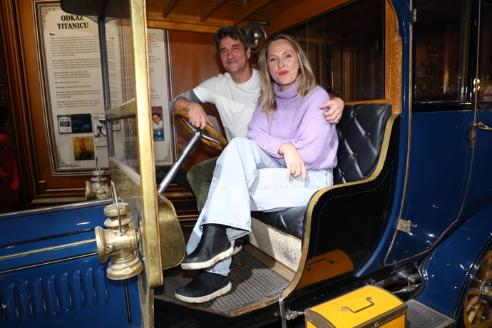 Fotografům zapózovali v replice historického vozu, který můžeme znát z romantického filmu. 