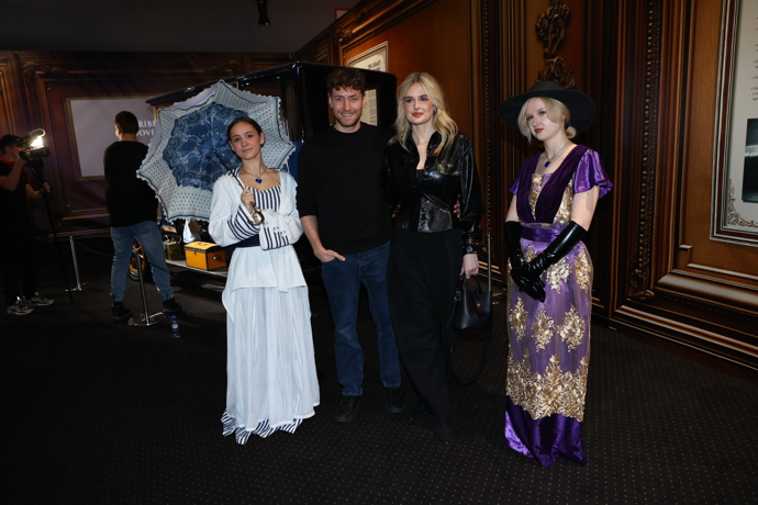 Martin s Pavlou se nechali provést celou výstavou hosteskami v historických kostýmech. 