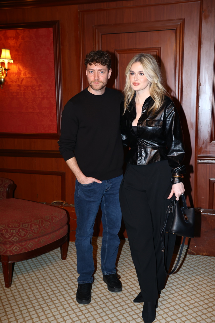 Konečně se nemusí skrývat a mohou spolu oficiálně chodit do společnosti. 