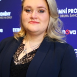 Na tiskovou konferenci přišla po roce jako blondýnka a lehčí o téměř 70 kilogramů. 