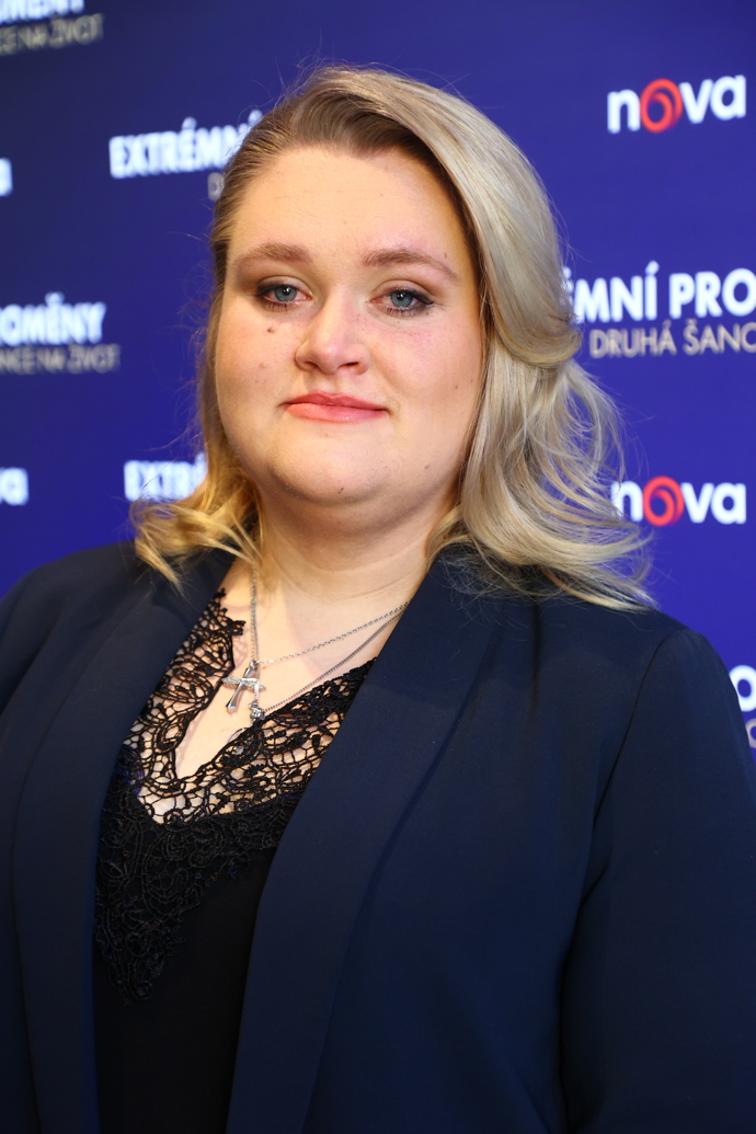 Na tiskovou konferenci přišla po roce jako blondýnka a lehčí o téměř 70 kilogramů. 