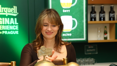 FOTO: Dominika Hašková si zkusila načepovat pivo.