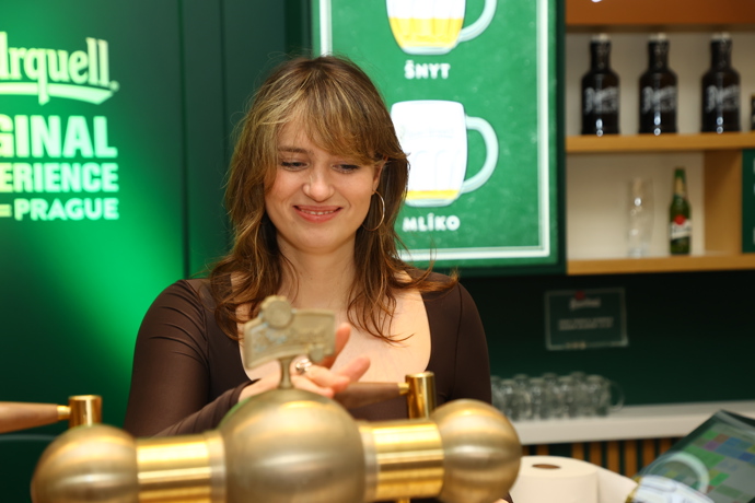 Dominika Hašková si zkusila načepovat pivo. 