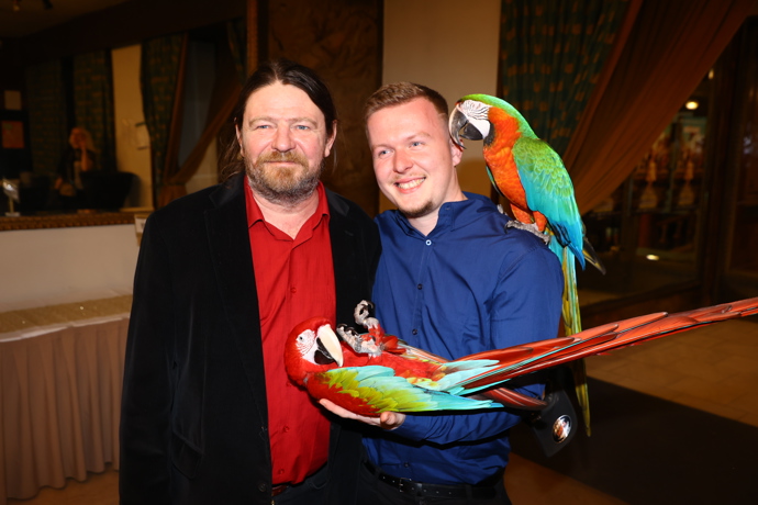 Ve filmu Nečekané léto si zahráli i papoušci. 