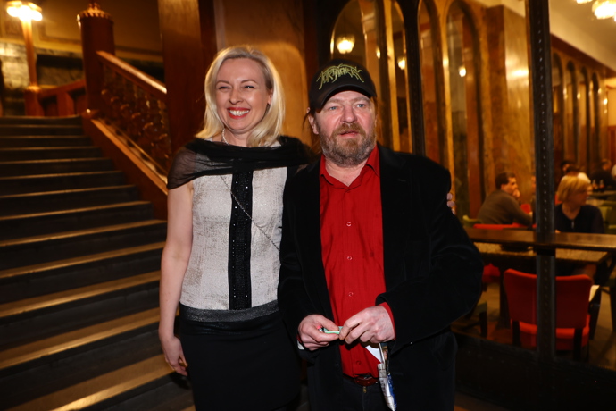 Leoš Noha dorazil po boku partnerky. 