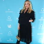 Taťána Kuchařová vynesla černý komplet sukně a saka od značky Dolce&Gabbana.