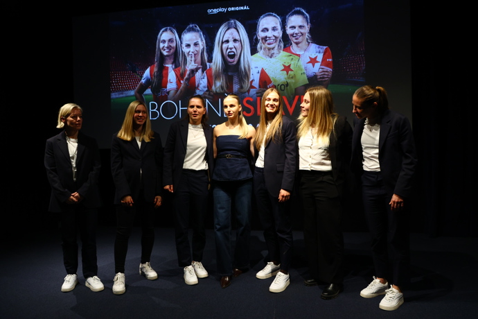 Fotbalistky na představení seriálu Bohyně Slavie.