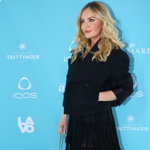 Taťána komplet černé doplnila o malou zlatou kabelku. 