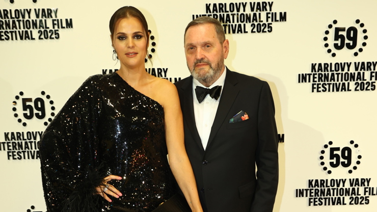 Ornella dorazila na Mezinárodní filmový festival v Karlových Varech společně s manželem.