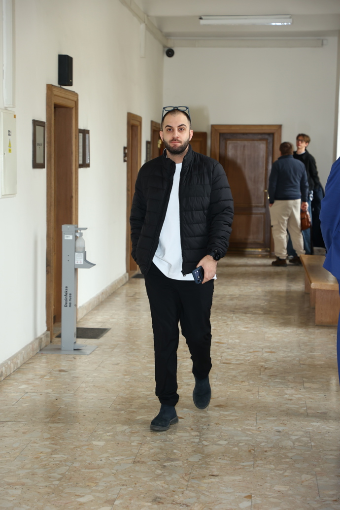 MikeJePán dorazil k soudu. 