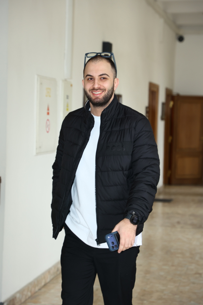 Oganesjan se usmíval. 