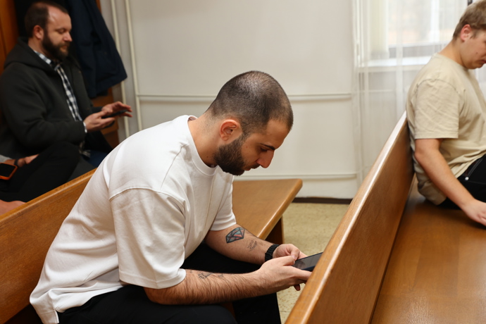 Mike Oganesjan dorazil. 