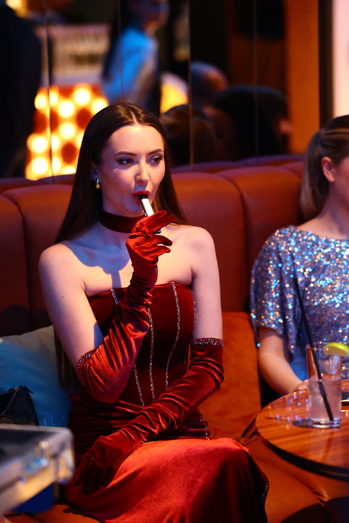 Marie Rosecká s elektronickou cigaretou.