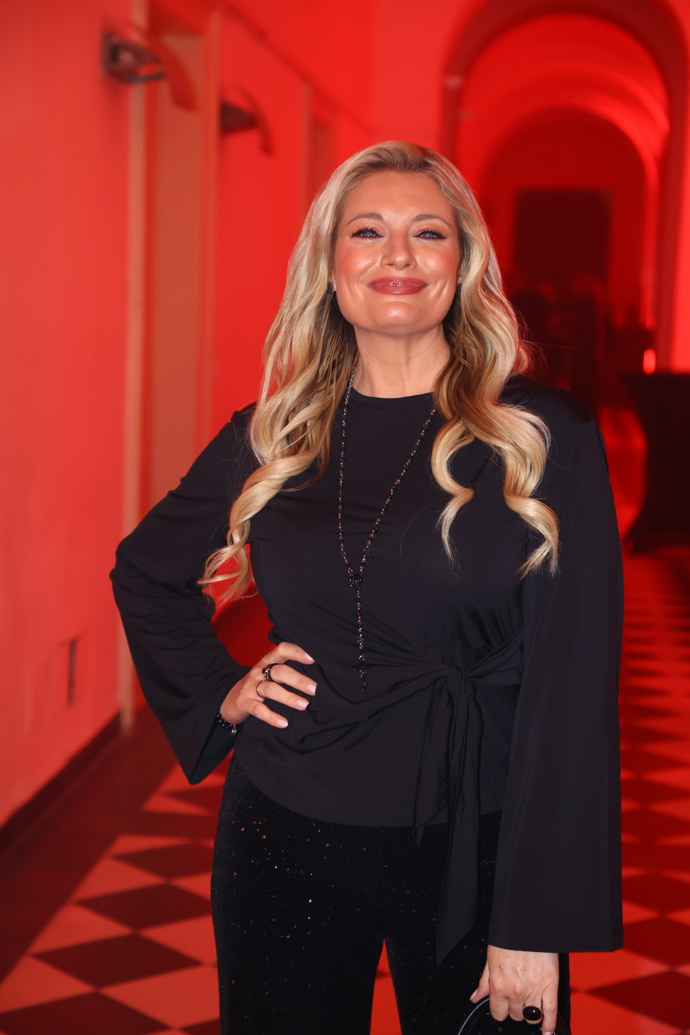 Lucie Borhyová byla celá v černé.