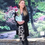 Lucie Zedníčková vyrazila do botanické v tmavě šedých kalhotách, šedém tričku a černém kabátu.