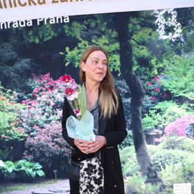 Lucie Zedníčková vyrazila do botanické v tmavě šedých kalhotách, šedém tričku a černém kabátu.