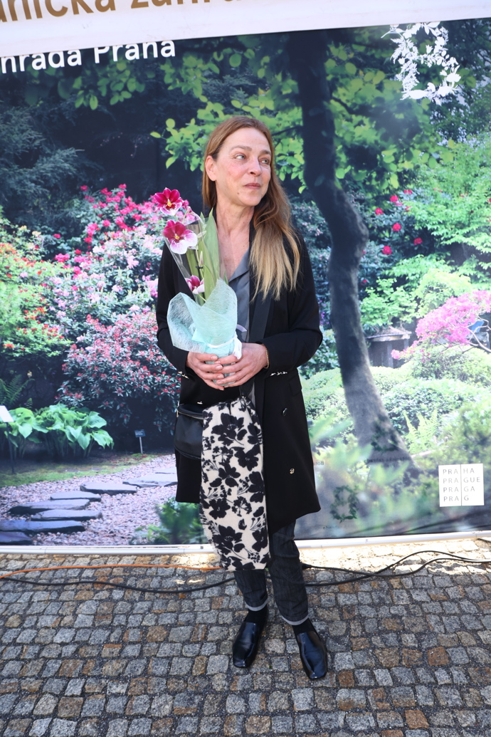 Lucie Zedníčková vyrazila do botanické v tmavě šedých kalhotách, šedém tričku a černém kabátu.