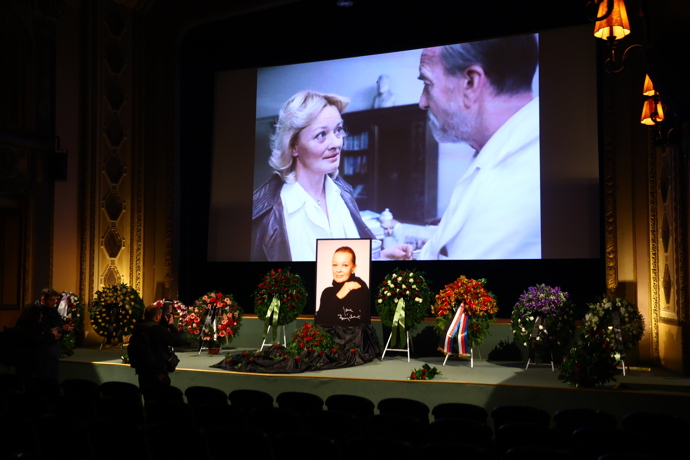 Na pohřbu Jany Brejchové se promítaly úryvky z jejích filmů. 