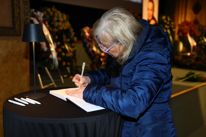 Hostům je k dispozici kondolenční kniha. 