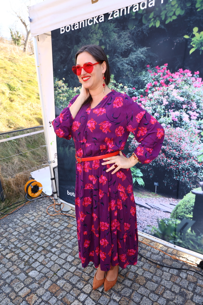 Také Bára se rozhodla pro pestrobarevné šaty - a navíc růžové brýle. 