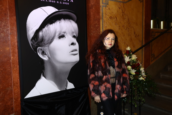 Česko se loučí s Janou Brejchovou. Mezi prvními přišla do Lucerny Eva Toulová.