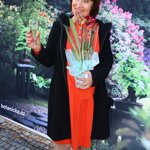 Petra Černocká také přišla v černém kabátu, pod ním ale zářily oranžovočervené šaty. 