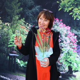 Petra Černocká také přišla v černém kabátu, pod ním ale zářily oranžovočervené šaty. 