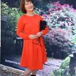 Herečka a zpěvačka doplnila výrazně barevné šaty kontrastními černými doplňky. 