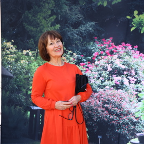 Herečka a zpěvačka doplnila výrazně barevné šaty kontrastními černými doplňky. 