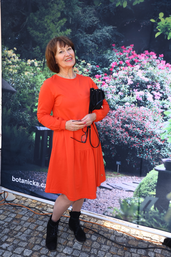 Herečka a zpěvačka doplnila výrazně barevné šaty kontrastními černými doplňky. 