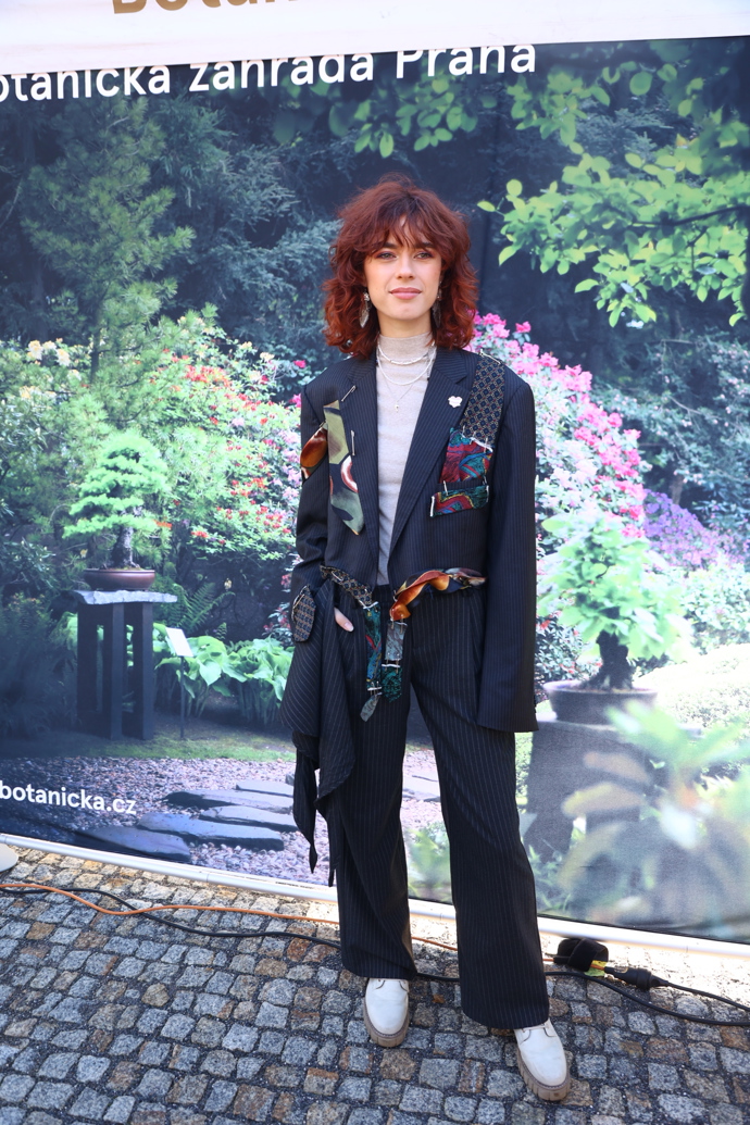 Anna oblékla sako s originálními aplikacemi pestrobarevných kravat. 