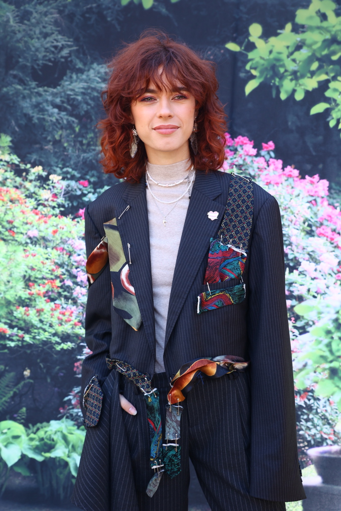 Sako je doslova pošito saténovými kravatami. 