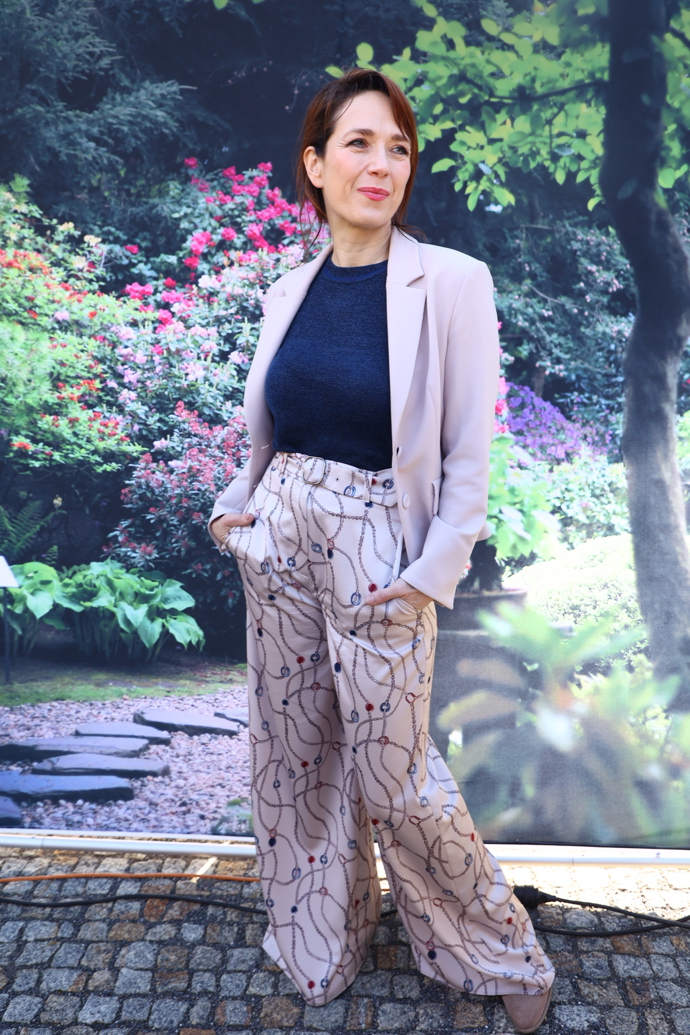 Herečka oblékla komplet v něžném pastelovém lila odstínu, pod sako potom oblékla tmavě modré tričko. 