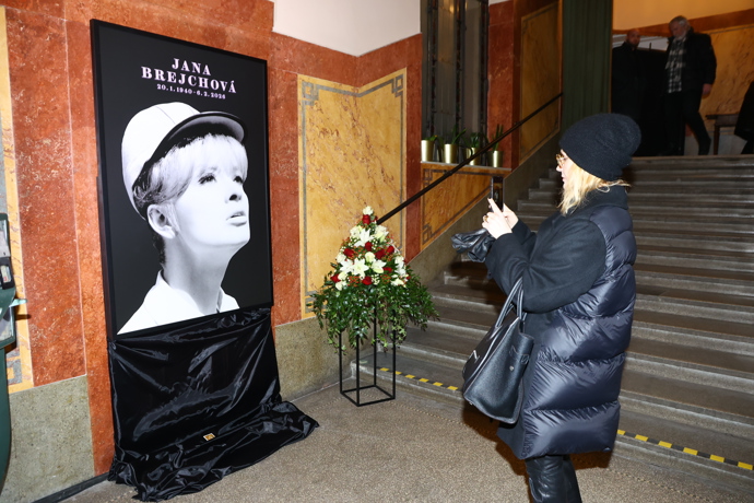 Herečka Aňa Geislerová si plakát s Brejchovou vyfotila.