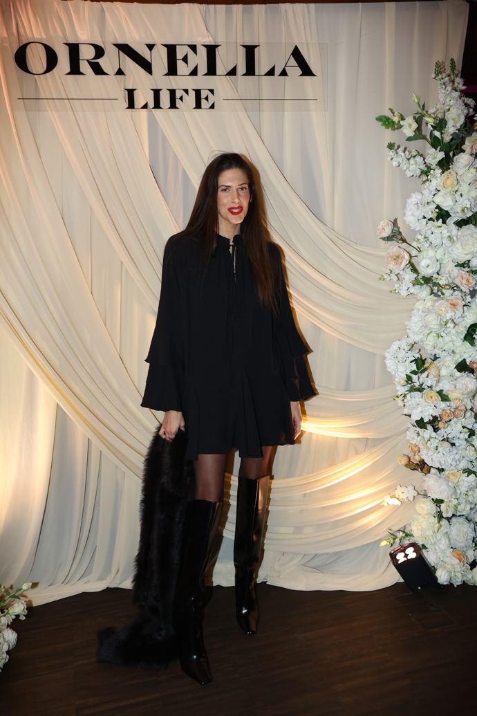 Aneta oblékla černé koktejlky s dlouhým rukávem doplněné o černé kozačky a kožešinu. 