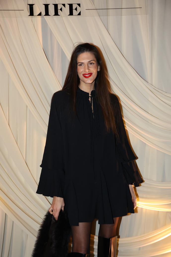 Černý outfit doplnila Aneta výraznou rudou rtěnkou. 