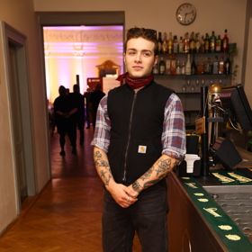 Později mu ale na hřišti chyběl tvrdší fyzický kontakt, a tak postupně přesedlal na thajský box a brazilské jiu-jitsu.