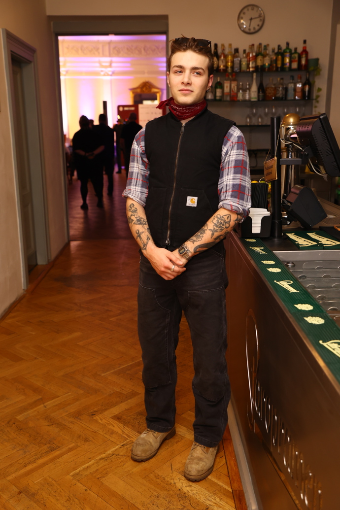 Později mu ale na hřišti chyběl tvrdší fyzický kontakt, a tak postupně přesedlal na thajský box a brazilské jiu-jitsu.