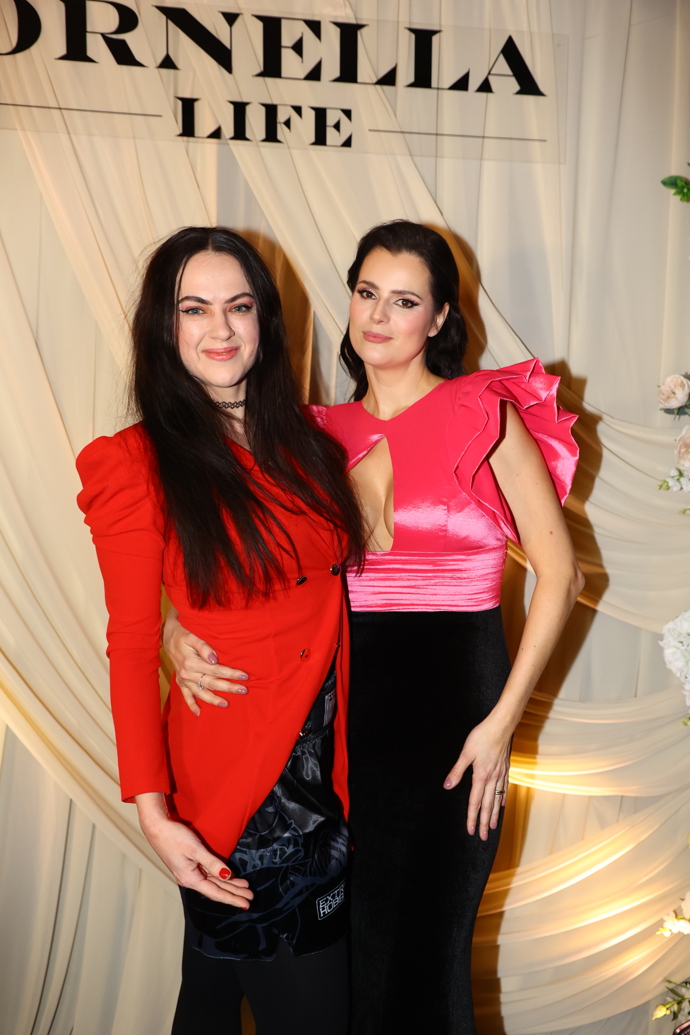 Ornella Koktová se svou kamarádkou. 