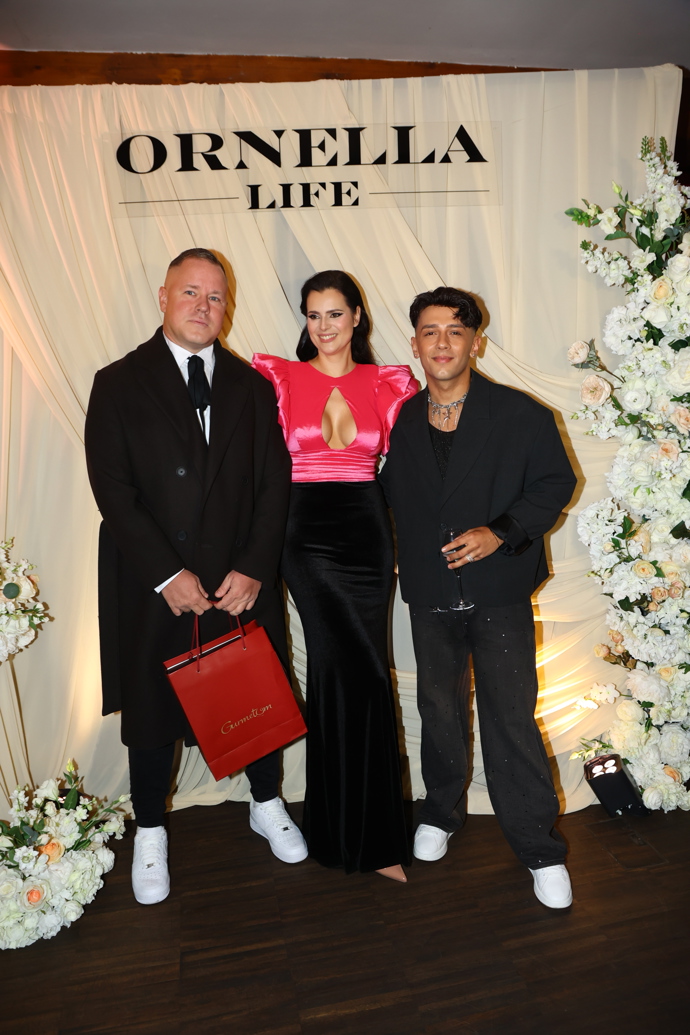 Mezi gratulanty se objevil také zpěvák Jan Bendig s přítelem Lukášem Rejmonem. 