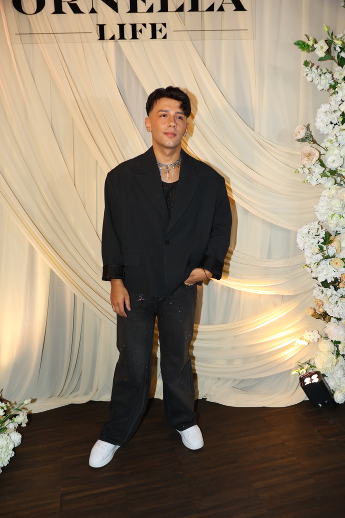 Zajímavým detailem byla výrazná bižuterie v Honzově výstřihu. 